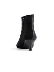 Pointed toe ankle boot with front seam - BLACK