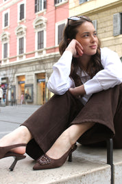 Decolleté con fibbia gioiello - MARRONE