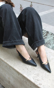 Slingback con dettaglio oro e tacco spillo - NERO
