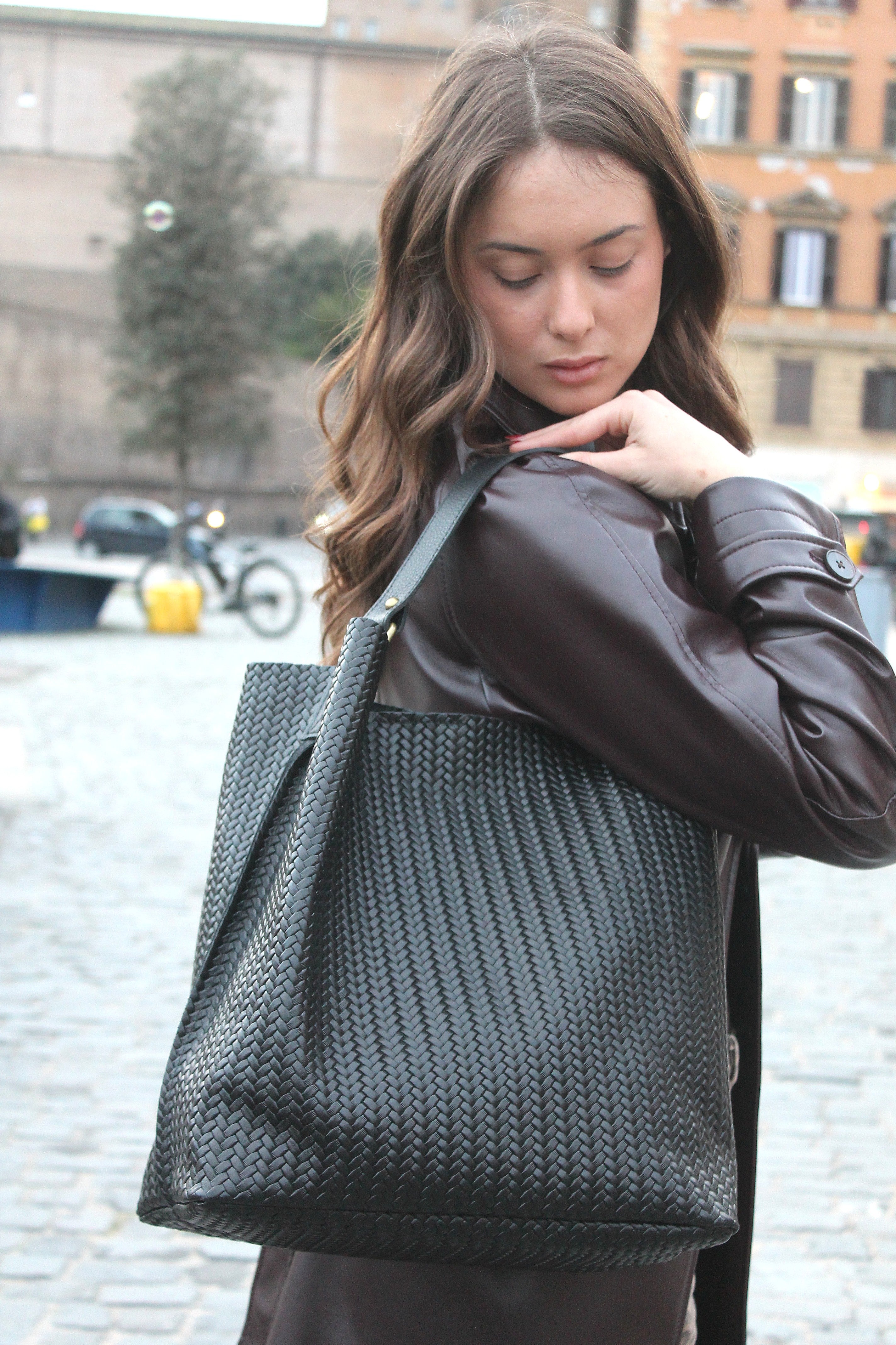 Borsa shopper in vera pelle con dettaglio intrecciato - NERO