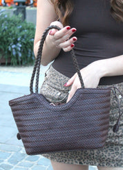Borsa con pochette intrecciata piccola - MARRONE