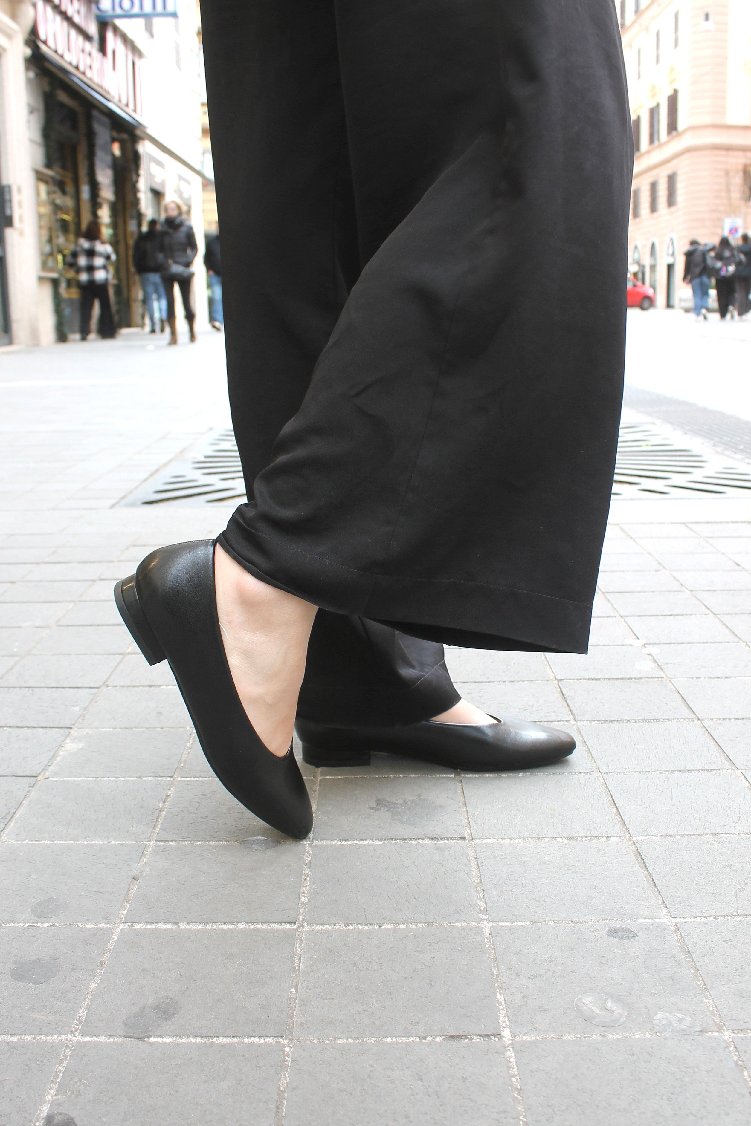 Minimal ballerina flat with sweetheart neckline - BLACK