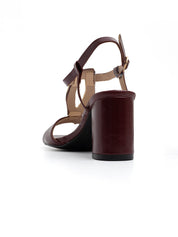 Patent leather sandal with gold accessory - WINE