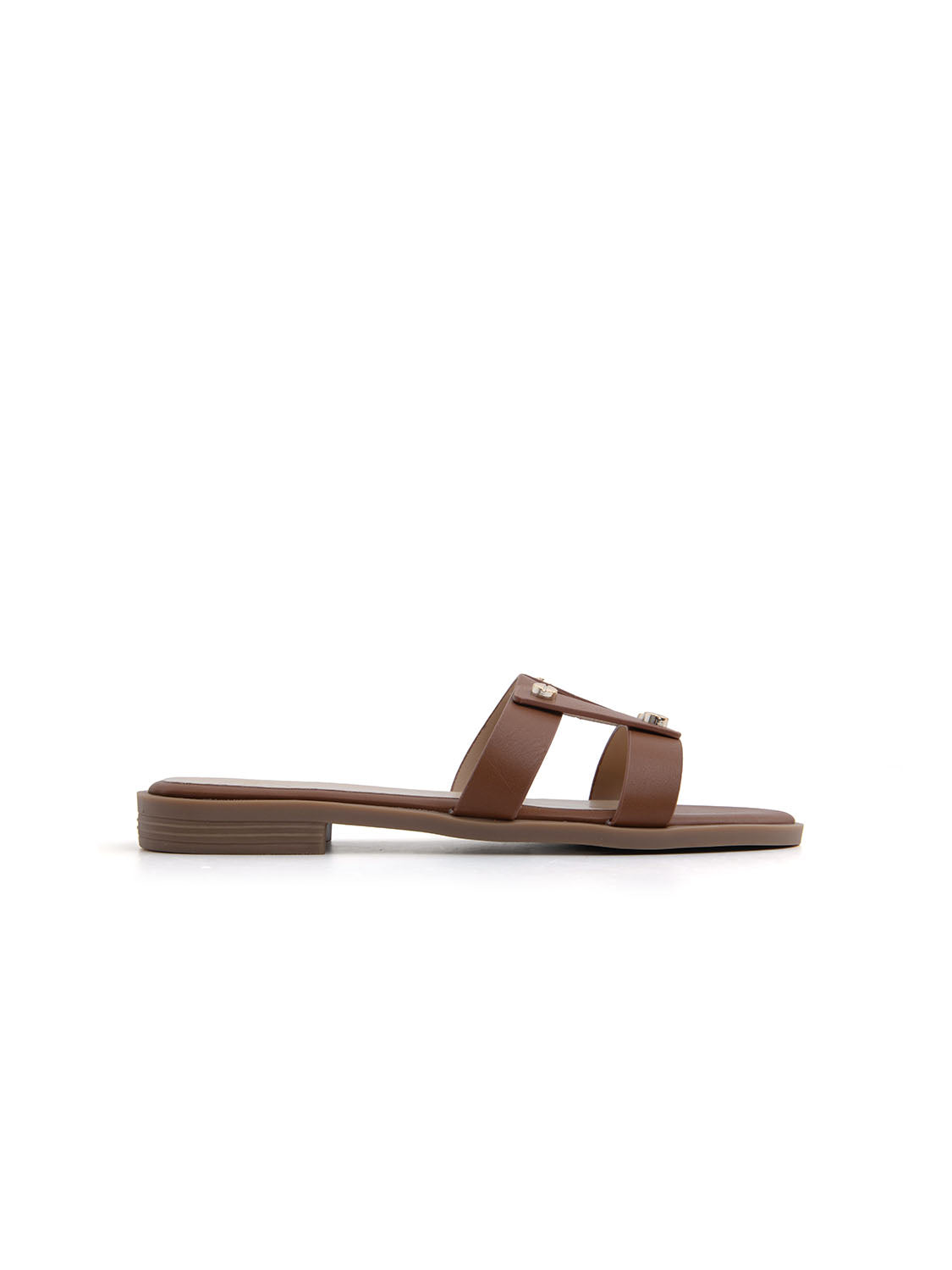 Ciabatta flat con fascia a H borchiata - CAMMELLO